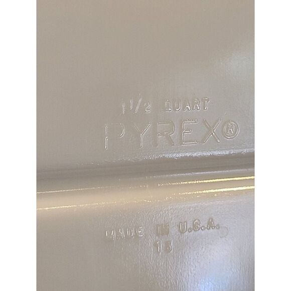 PYREX White & Black Scroll Oval DIVIDED CASSEROLE 1.5 Quart with Lid 945 C EUC - Picture 11 of 12